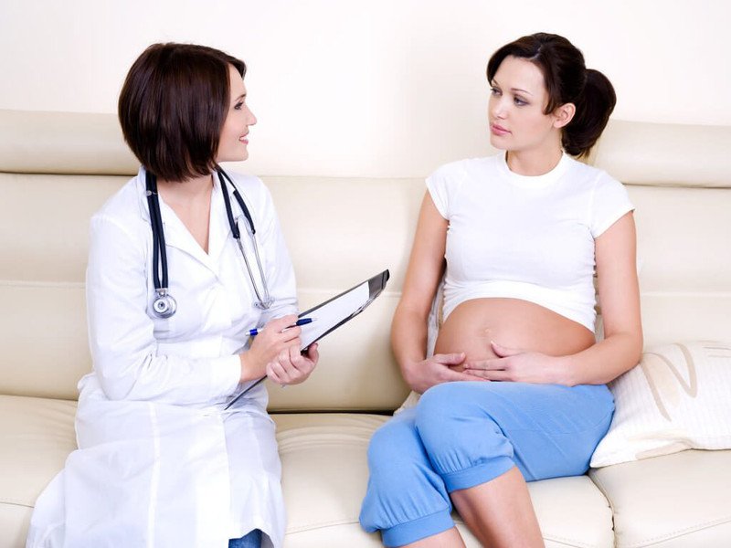 Mẹ bầu tham khảo ý kiến chuyên gia da liễu trước khi chọn sữa rửa mặt cho bà bầu