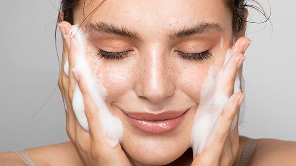 Minh họa các yếu tố ảnh hưởng đến giá sữa rửa mặt, bao gồm thành phần và công nghệ sản xuất.