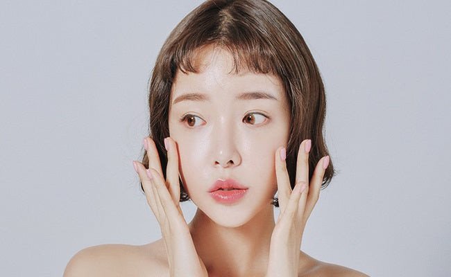 Một cô gái đang rửa mặt với sữa rửa mặt làm sáng da, thể hiện quy trình làm sạch sâu