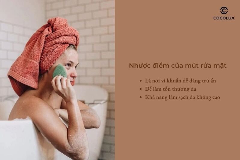 Mút rửa mặt bẩn, ẩm mốc cho thấy nhược điểm dễ tích tụ vi khuẩn nếu không vệ sinh kỹ