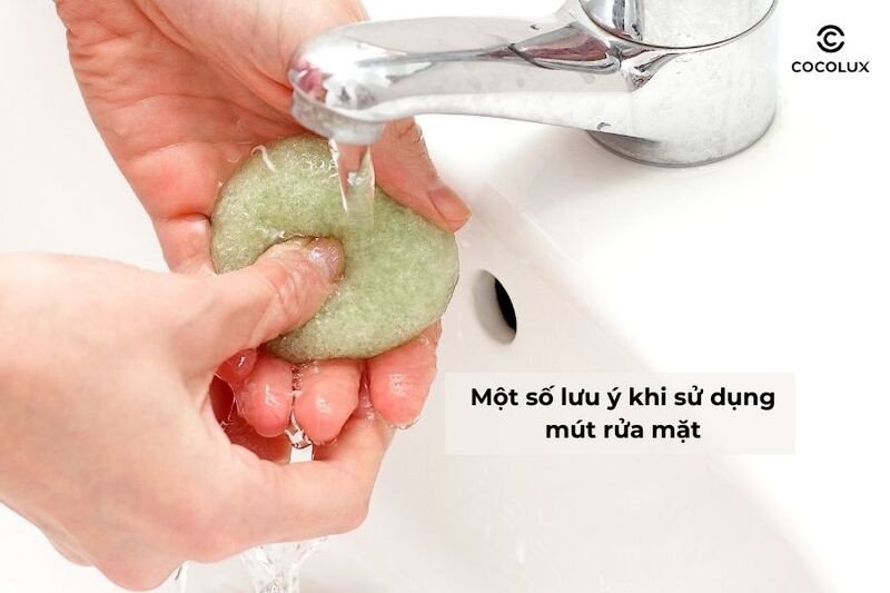 Mút rửa mặt được phơi khô trên giá để ngăn ngừa ẩm mốc và vi khuẩn phát triển