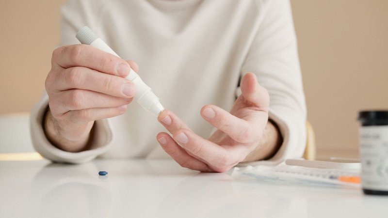 Người bệnh đái tháo đường đang thảo luận với bác sĩ về chiến lược kiểm soát toàn diện