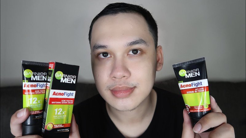 Người đàn ông đang rửa mặt với sữa rửa mặt Garnier Acno Fight Wasabi Foam giúp làm sạch sâu