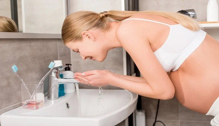 Người mẹ bầu đang rửa mặt với sản phẩm làm sạch dịu nhẹ, an toàn cho làn da nhạy cảm