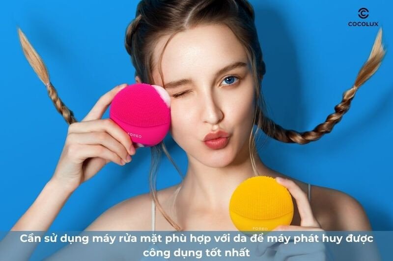 Người phụ nữ chọn máy rửa mặt phù hợp với loại da