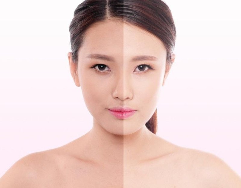 Người phụ nữ đang chăm sóc da mặt với sữa rửa mặt phù hợp