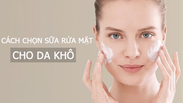 Người phụ nữ đang lựa chọn sản phẩm làm sạch phù hợp cho làn da khô