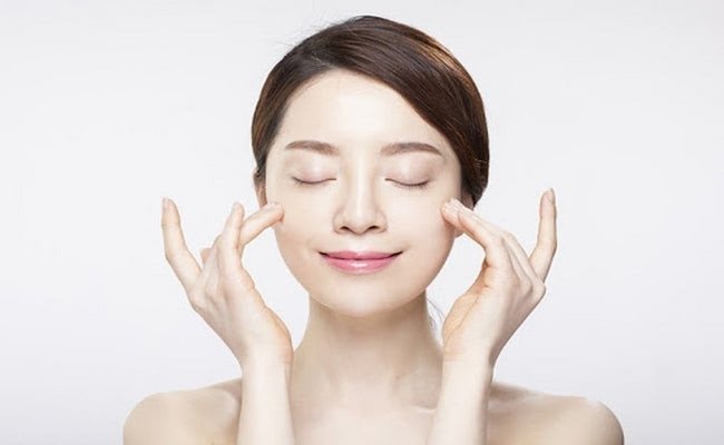 Người phụ nữ đang nhẹ nhàng rửa mặt với sản phẩm sữa rửa mặt dịu nhẹ, đảm bảo làm sạch mà không gây khô da hỗn hợp.