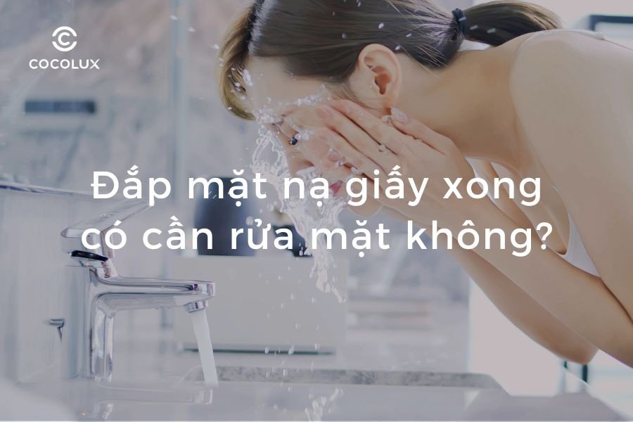Người phụ nữ đang nhẹ nhàng tháo mặt nạ giấy sau khi đắp mặt, minh họa sự quan trọng của việc quyết định đắp mặt nạ giấy xong có cần rửa mặt không