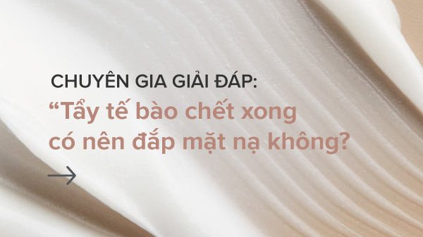 Người phụ nữ đang nhẹ nhàng thoa mặt nạ lên khuôn mặt, thể hiện bước cấp ẩm sau khi tẩy tế bào chết.