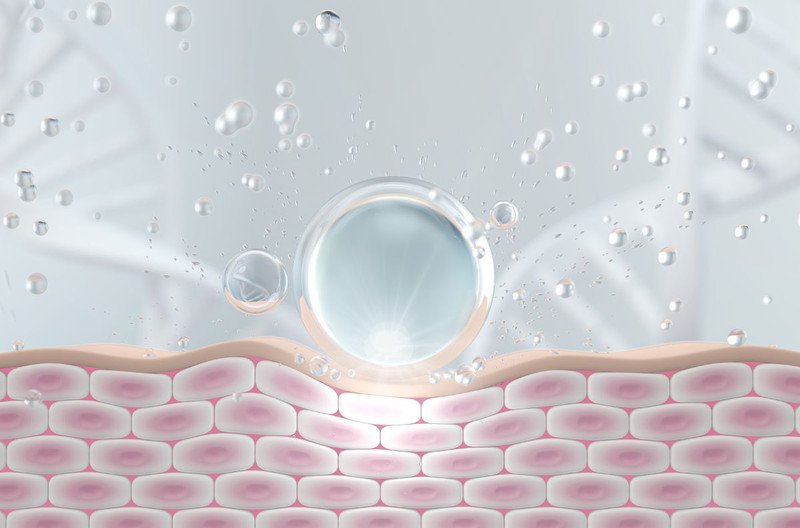 Người phụ nữ đang nhẹ nhàng thoa tinh chất serum lên da mặt để dưỡng ẩm và cải thiện làn da