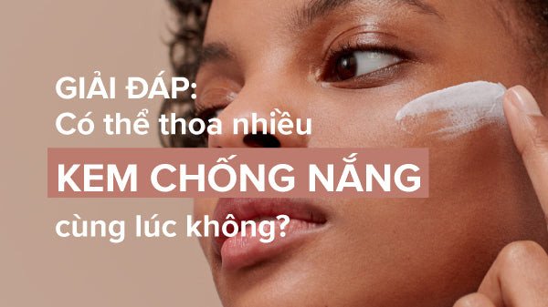 Người phụ nữ đang thoa kem chống nắng lên mặt, minh họa việc thoa nhiều lớp kem chống nắng hiệu quả