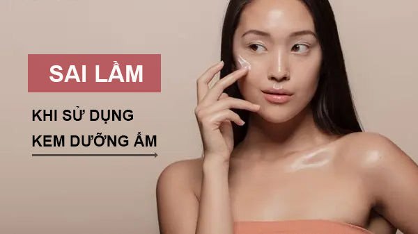 Người phụ nữ đang thoa kem dưỡng ẩm, minh họa các sai lầm thường gặp trong quy trình dưỡng da
