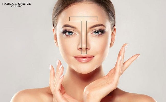 Người phụ nữ đang thoa sữa rửa mặt dịu nhẹ lên vùng chữ T và chữ U của da hỗn hợp.