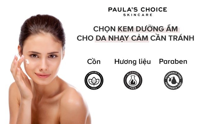 Người phụ nữ đang xem xét thành phần trên bao bì sản phẩm chăm sóc da, chú ý tránh cồn và hương liệu để tránh bị nổi mụn khi dùng kem dưỡng ẩm.