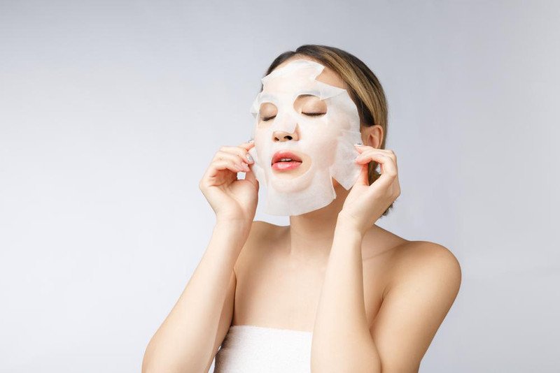 Người phụ nữ đắp mặt nạ nhau thai cừu cho làn da sáng khỏe
