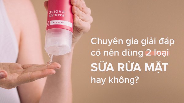 Người phụ nữ nhìn chằm chằm vào hai loại sữa rửa mặt trong lòng bàn tay