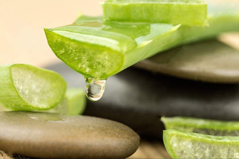 Người phụ nữ thoa mặt nạ nha đam tươi lên mặt để làm dịu da