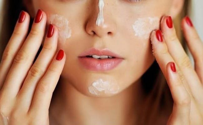 Người phụ nữ trang điểm sau khi thoa kem dưỡng ẩm, minh họa thời gian chờ đợi hợp lý
