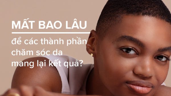 Người phụ nữ xem xét làn da với kính lúp, thể hiện sự theo dõi hiệu quả thành phần chăm sóc da