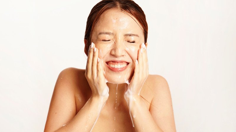 Nhiệt độ nước ấm lý tưởng cho quy trình rửa mặt hiệu quả
