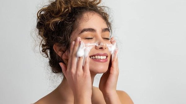 Nhiều loại sữa rửa mặt đa dạng về mẫu mã và giá thành, minh họa cho sự phong phú của thị trường sữa rửa mặt.