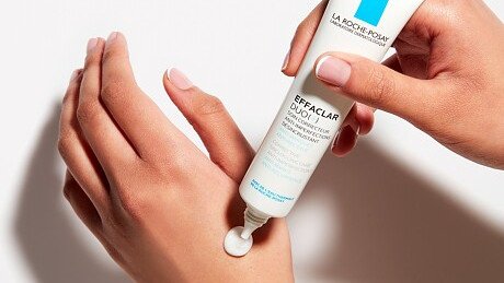 Phân biệt La Roche Posay Duo+ thật giả qua kết cấu kem