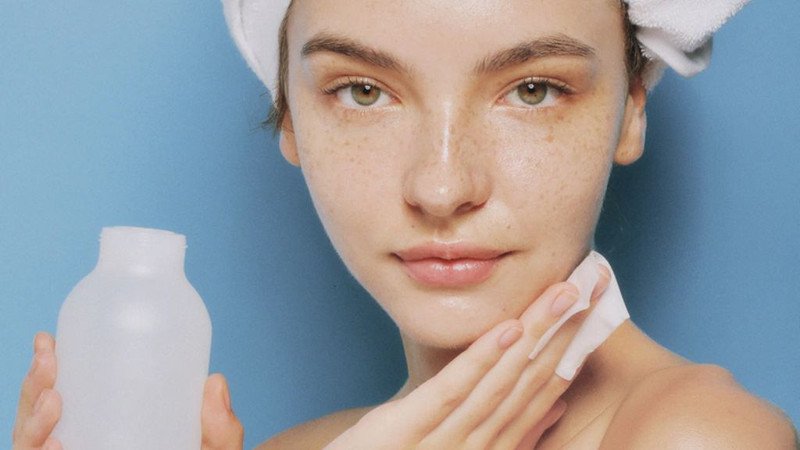 Phân biệt sữa rửa mặt và nước tẩy trang trong quy trình làm sạch da