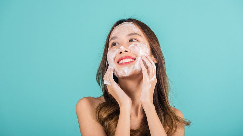 Phụ nữ đang rửa mặt nhẹ nhàng