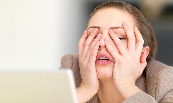 Phụ nữ đang suy nghĩ có thể là nguyên nhân gây mụn
