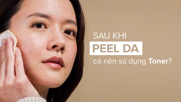Phụ nữ đang thoa nước cân bằng để hỗ trợ phục hồi da sau peel