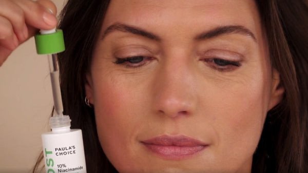 Phụ nữ đang thoa tinh chất Niacinamide để chăm sóc da hỗn hợp thiên dầu