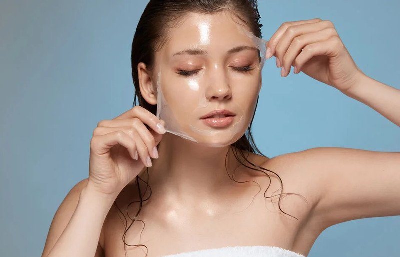 Phụ nữ đang thực hiện peel da hóa học để tái tạo da