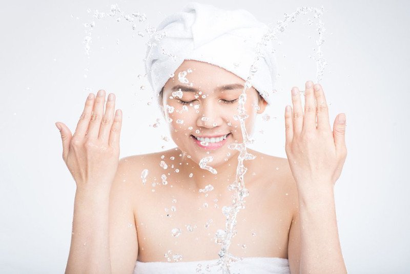 Phụ nữ đang xem xét các bước chăm sóc da mặt theo quy trình 1 tuần