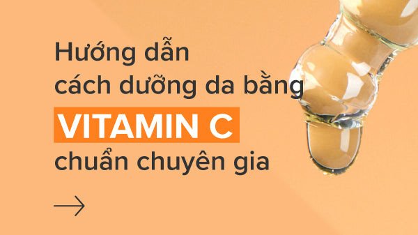 phụ nữ nhìn vào gương sau khi dưỡng da bằng vitamin C