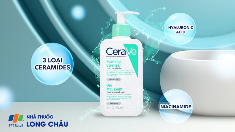 Phụ nữ rửa mặt tạo bọt mịn cho da dầu