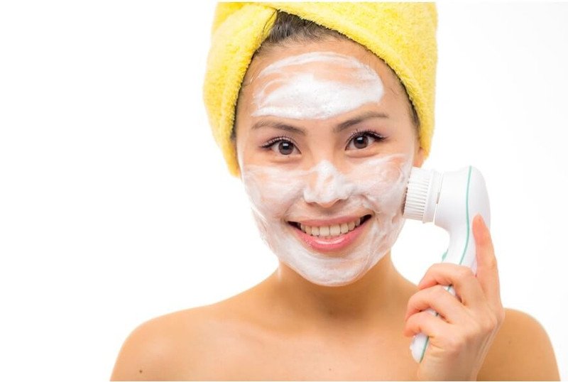 phụ nữ sử dụng máy rửa mặt cá nhân