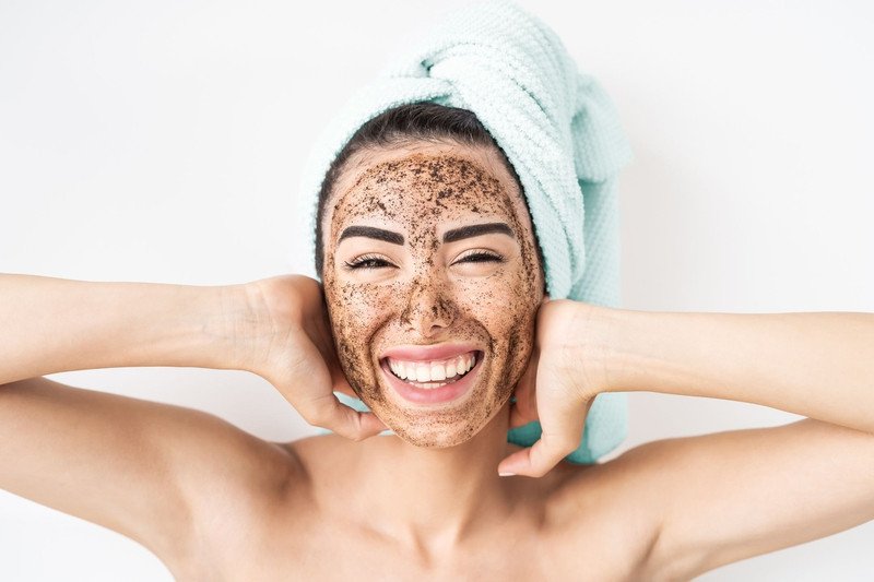 Phụ nữ thường xuyên dùng bột đậu đỏ để trị mụn và làm đẹp da