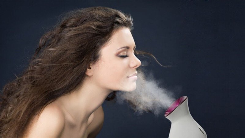 Phương pháp xông mặt bằng hơi nước nóng giúp làm sạch sâu lỗ chân lông