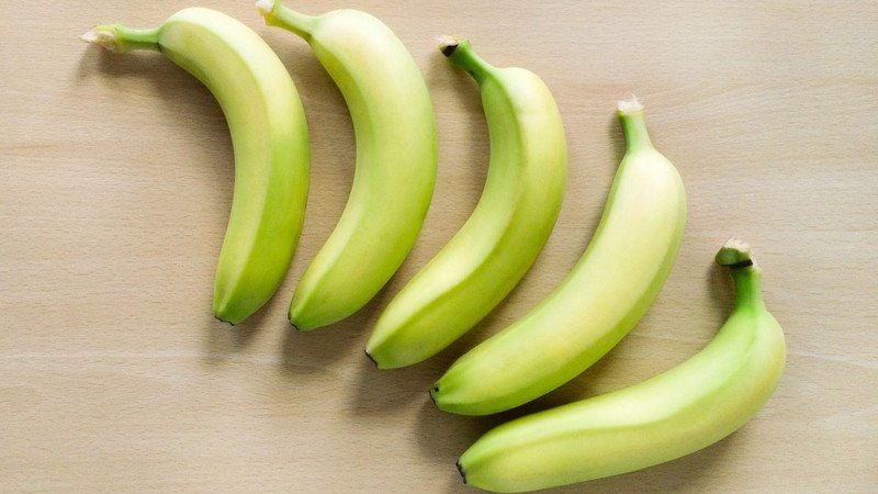 Quả chuối ương có vỏ màu vàng lẫn xanh, biểu tượng cho giai đoạn chuyển hóa đặc biệt