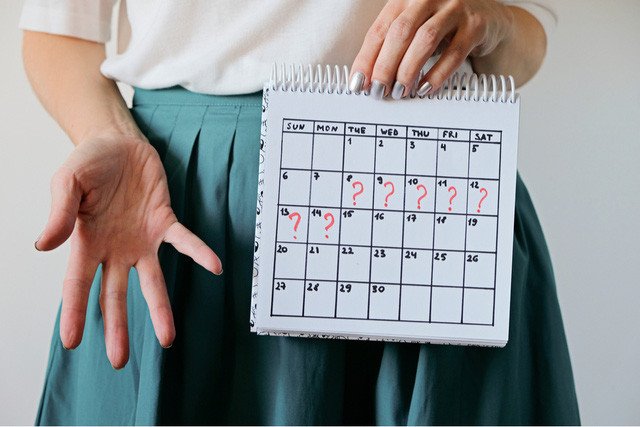 Quả Nhàu xanh tươi trên cành, biểu tượng hỗ trợ sức khỏe phụ nữ