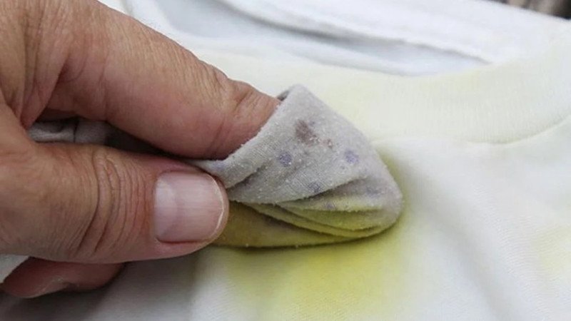 Quần áo bị ố vàng và hư hại do giặt bằng nước nhiễm phèn, cho thấy ảnh hưởng của nguồn nước kém chất lượng đến sinh hoạt hàng ngày của gia đình.