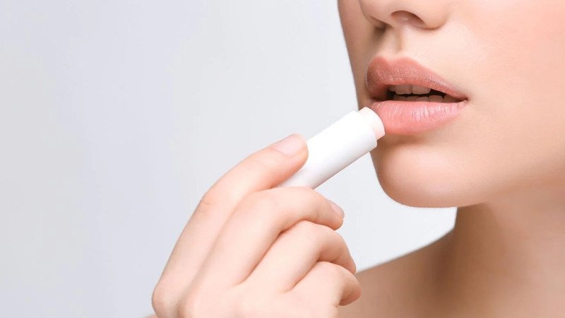 Quy trình chăm sóc da môi không đúng cách có thể dẫn đến bít tắc tuyến bã nhờn, góp phần hình thành hạt Fordyce ở môi.
