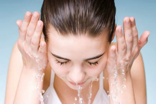 Quy trình làm sạch da mặt đúng cách giúp loại bỏ bụi bẩn, dầu thừa, và lớp trang điểm, ngăn ngừa mụn trứng cá hiệu quả.