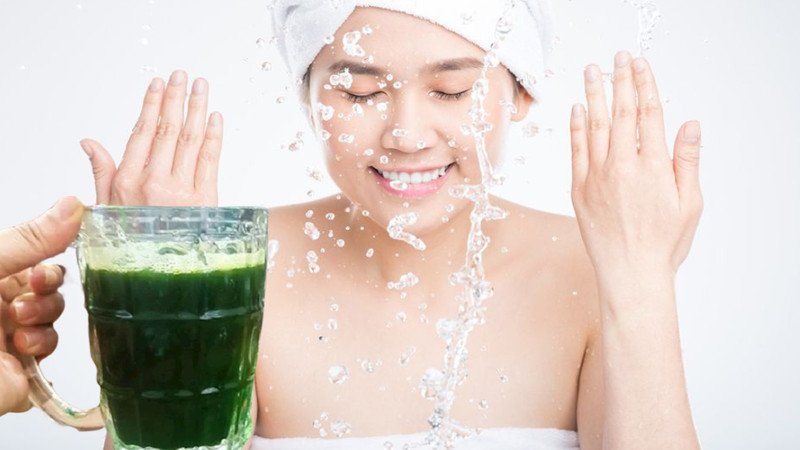 Quy trình rửa mặt bằng nước rau đắng chuẩn giúp da sạch sâu và khỏe mạnh.