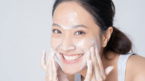 Quy trình rửa mặt dịu nhẹ cho da khô