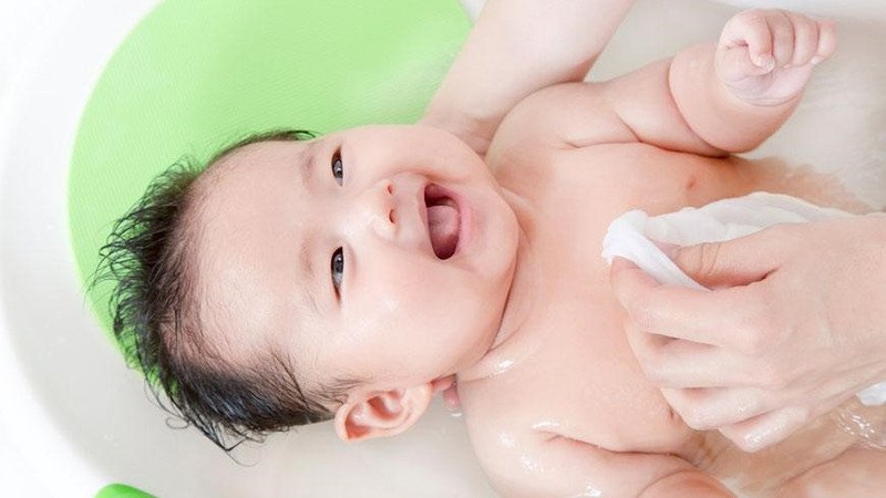 Quy trình tắm gội cho bé bằng sữa tắm Lactacyd đúng cách