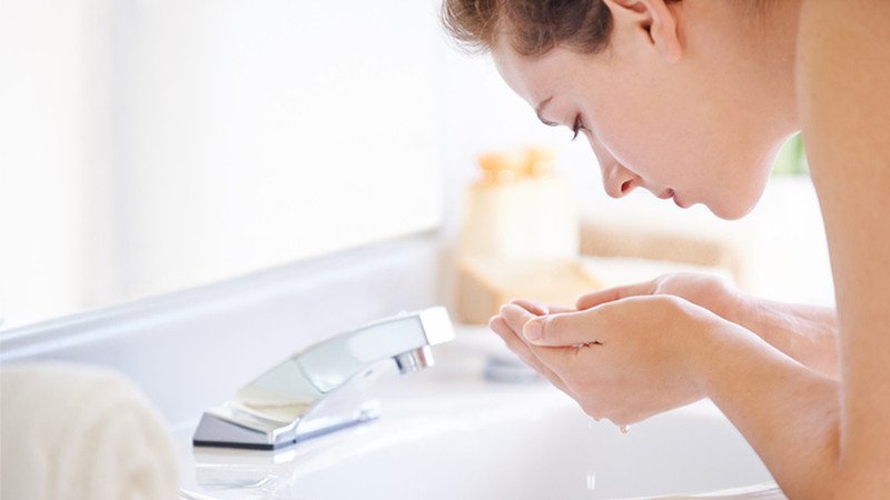 Quy trình tẩy trang trước, rửa mặt sau để làm sạch da đúng cách