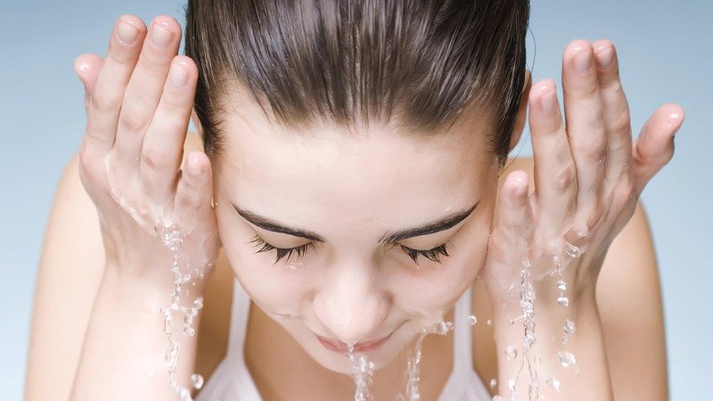 Rửa mặt bằng nước ấm giúp loại bỏ cặn mặt nạ hiệu quả