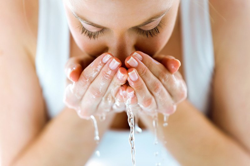 Rửa mặt bằng nước muối sinh lý sau khi nặn mụn giúp làm sạch và kháng khuẩn